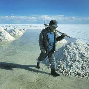 La production de lithium en Amérique latine passe par l'évaporation des saumures pour concentrer l'or blanc. Ici, en Argentine, dans le salar de l'Homme mort.