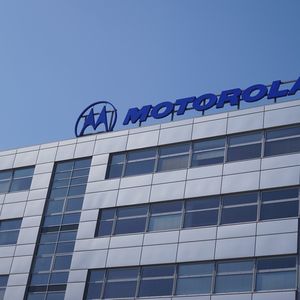 La marque Motorola, ex-fleuron de l'industrie télécom américaine, a été acquise en 2012 par Google, puis revendue en 2014 au groupe chinois Lenovo.