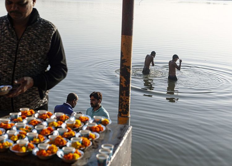 Ablution matinale dans le Gange, sur les Ghats de Bithur, la ville sainte au nord de Kanpur.