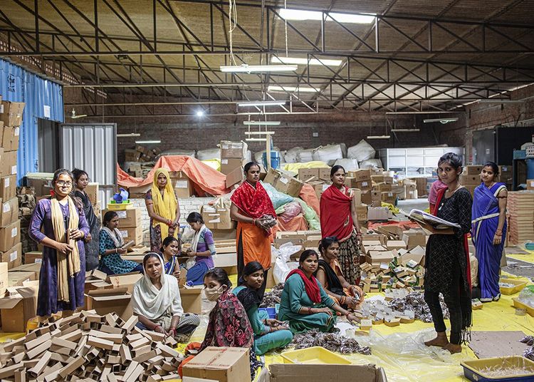 Emballage des cônes d'encens. Dans son usine, la start-up Phool emploie en majorité des femmes issues des classes pauvres ou modestes.