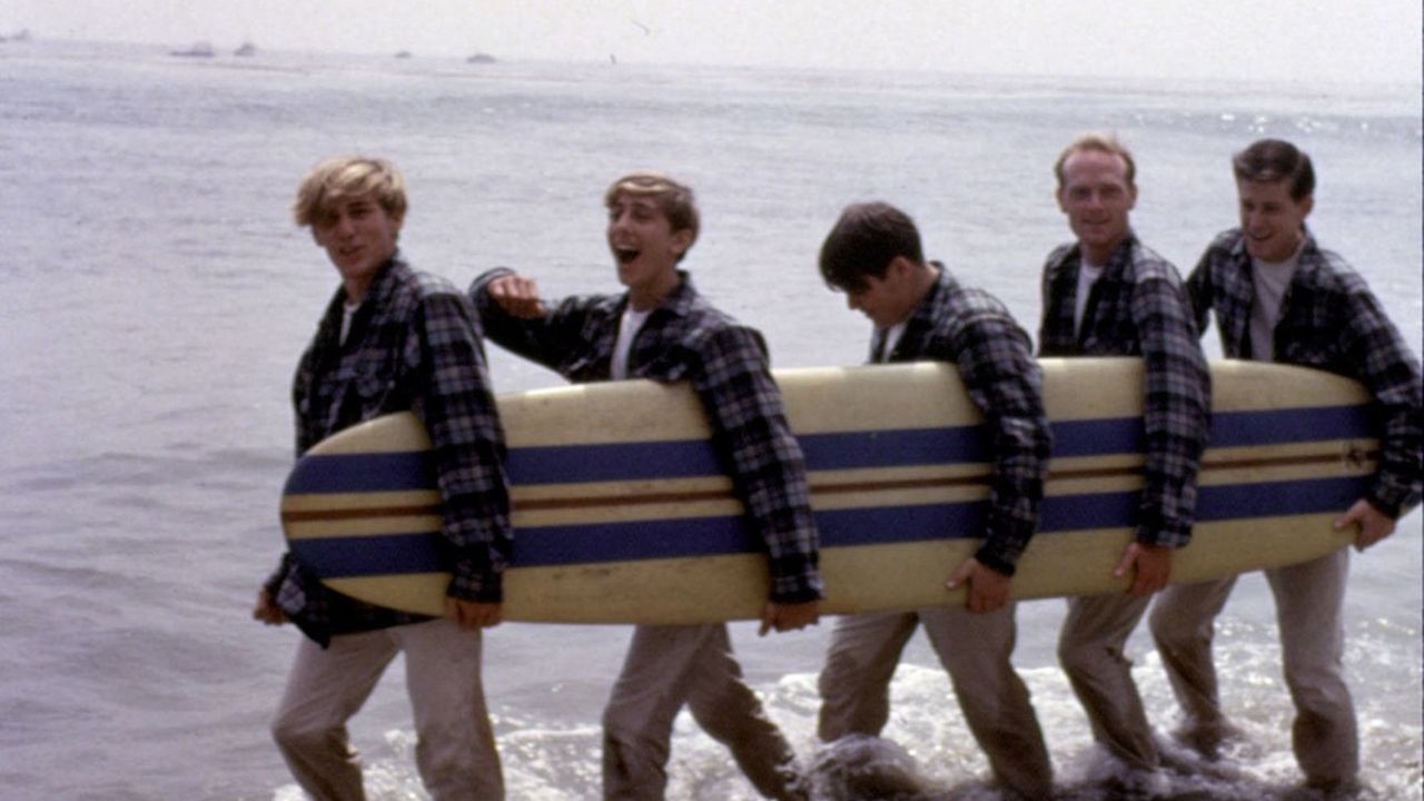 Cinq garçons dans la vague: Bruce Johnston, Al Jardine, Mike Love, Carl Wilson, Dennis Wilson (manque ici Brian Wilson), dans les années 1960.