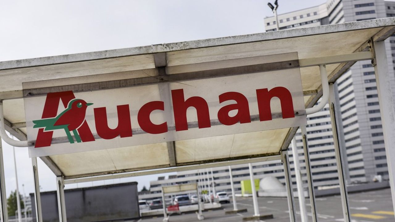 40 % de la baisse de revenus d'Auchan France au premier semestre proviennent de 10 hypermarchés, sur 117, du fait de leur implantation frontalière, en centres tertiaires ou touristiques, précise le distributeur.