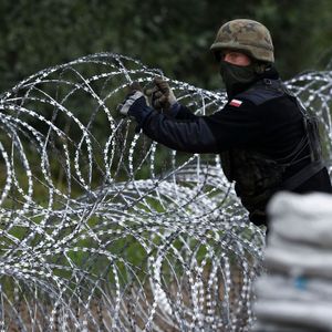 Pressée de venir en aide à une trentaine de migrants coincés à sa frontière avec la Biélorussie, la Pologne a refusé et annoncé l'installation d'une « solide clôture ».