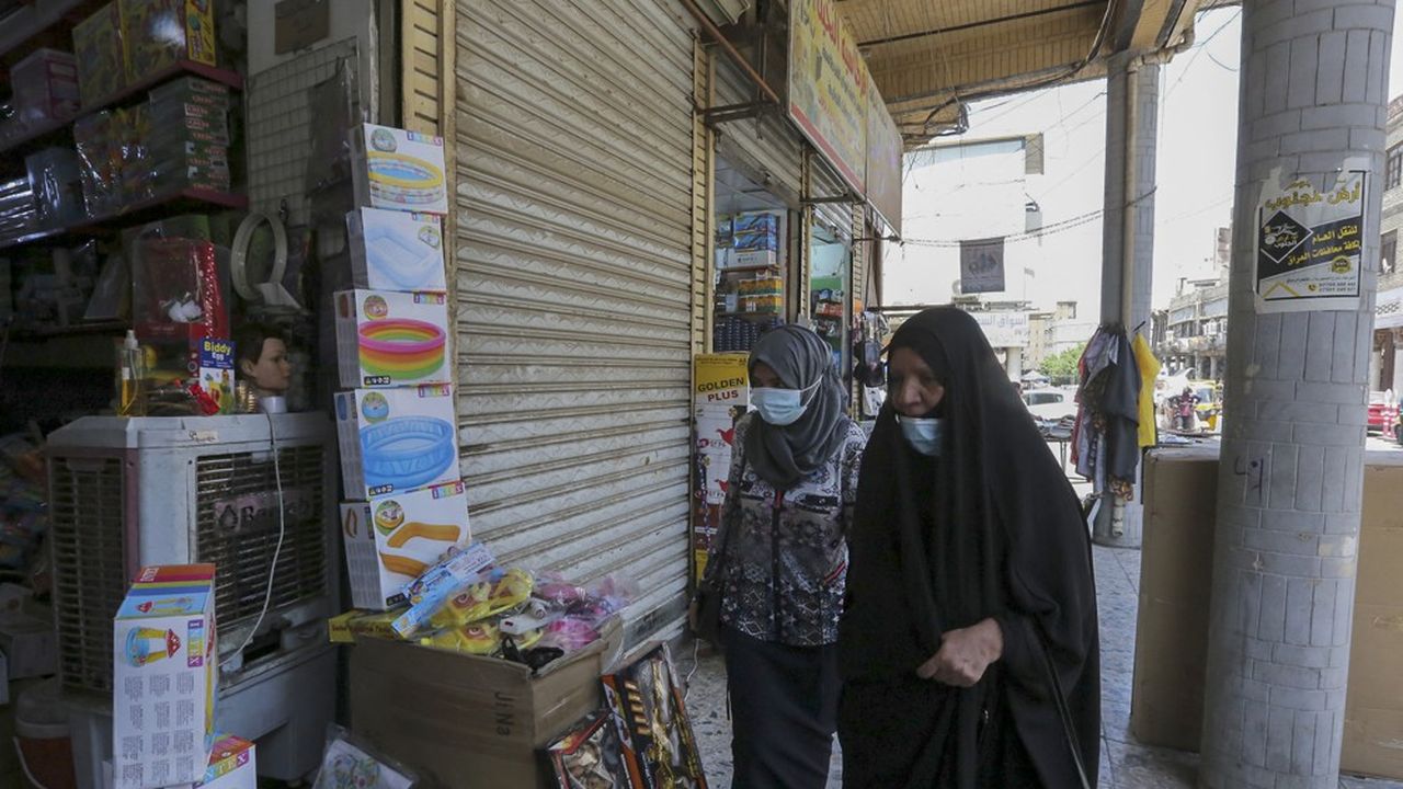 Des femmes dans une rue commerçante de Bagdad.