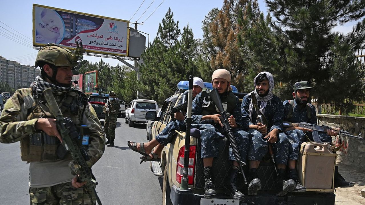 Un soldat taliban « des forces spéciales » surveille avec d'autres combattants talibans les rues à Kaboul sous la menace d'un nouvel attentat terroriste.
