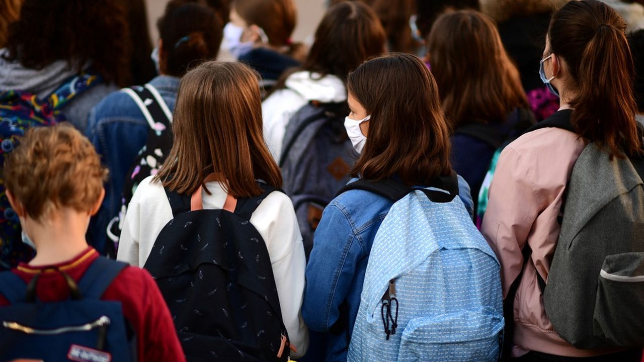 En France, les parents d'élèves, inquiets avant la rentrée, espèrent une clarification des mesures sanitaires en milieu scolaire.
