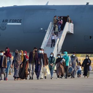 Des réfugiés arrivant en Espagne ce mardi, depuis Kaboul. (Photo by CRISTINA QUICLER/AFP)