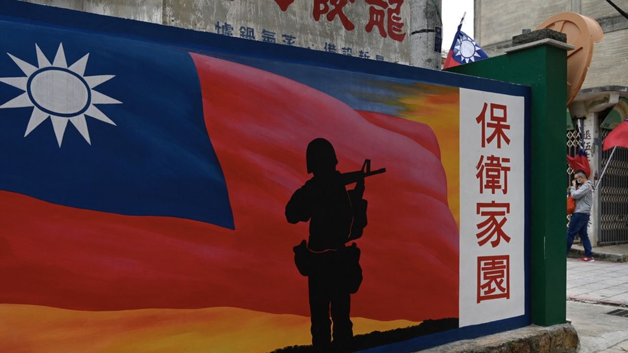 Taïwan vit dans la crainte d'une invasion chinoise, comme le montre cette peinture murale dans l'île Kinmen, dans le détroit de Taïwan à seulement 3,2 kilomètres de la côte chinoise.