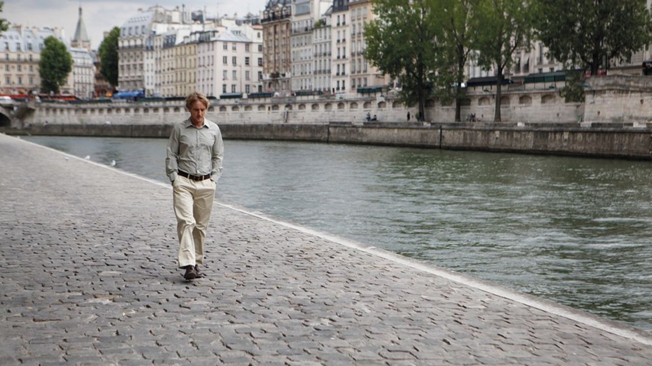 Owen Wilson dans « Minuit à Paris », sur les quais, rêvant des années 1920.