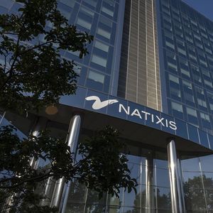 La banque Natixis a dû reporter la cession de ses 50 % de H2O Asset Management, à la demande des autorités.