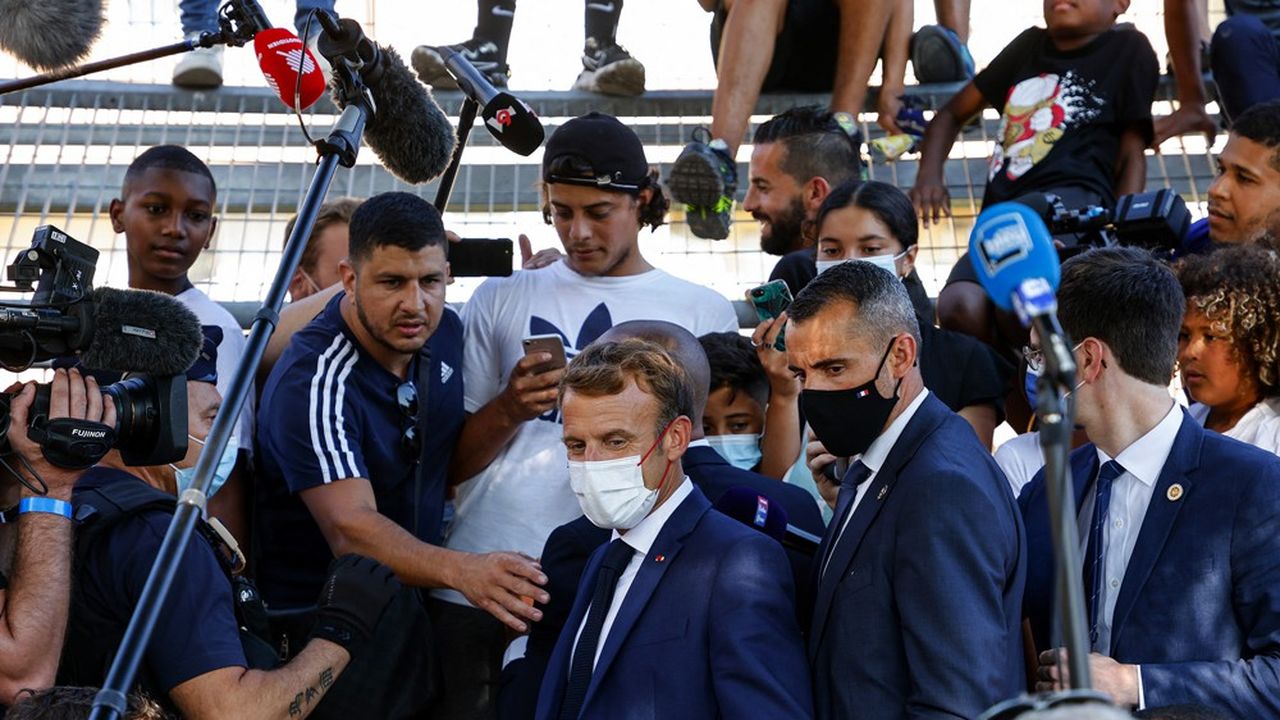 Emmanuel Macron en visite dans les quartiers nord de Marseille, ce mercredi.