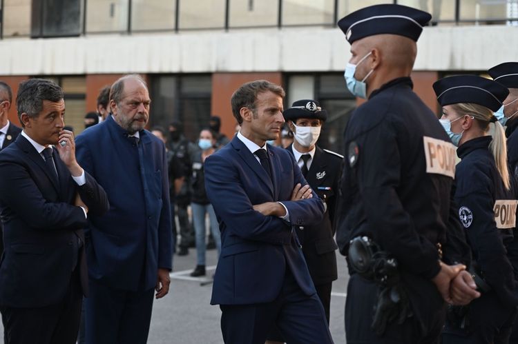 Emmanuel Macron, Eric Dupond-Moretti et Gérald Darmanin devant des policiers du commissariat des quartiers nord.