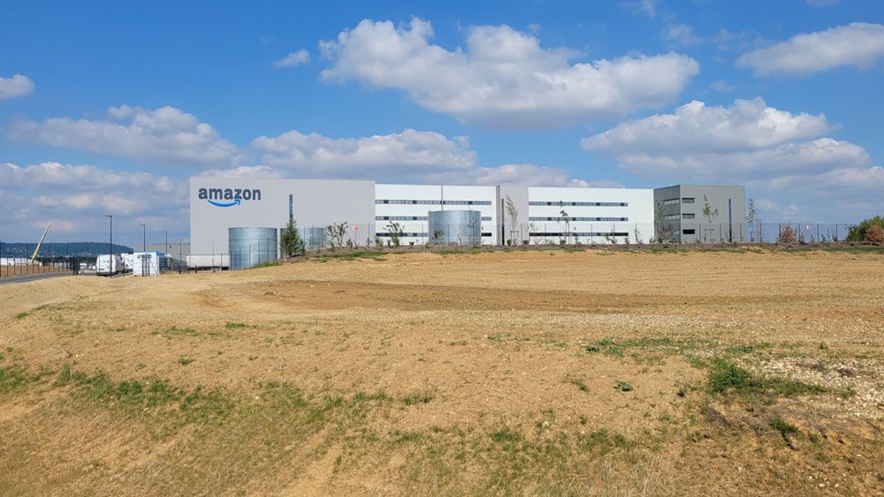 Le huitième centre de distribution d'Amazon dans l'Hexagone dispose d'une superficie d'entreposage de 185.000 mètres répartie sur quatre étages, avec 60 quais de déchargement.