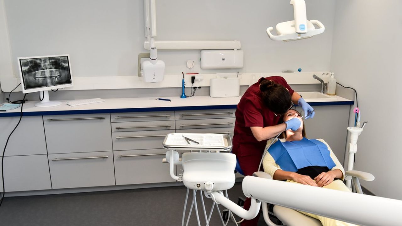 Plus de la moitié des dentistes se voient réclamer des remboursements d'aides Covid, un an après le paiement initial.