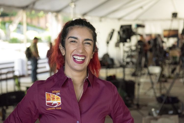 Farah Alibay, heureuse et soulagée, le jour de l'arrivée de InSight sur Mars en 2018.