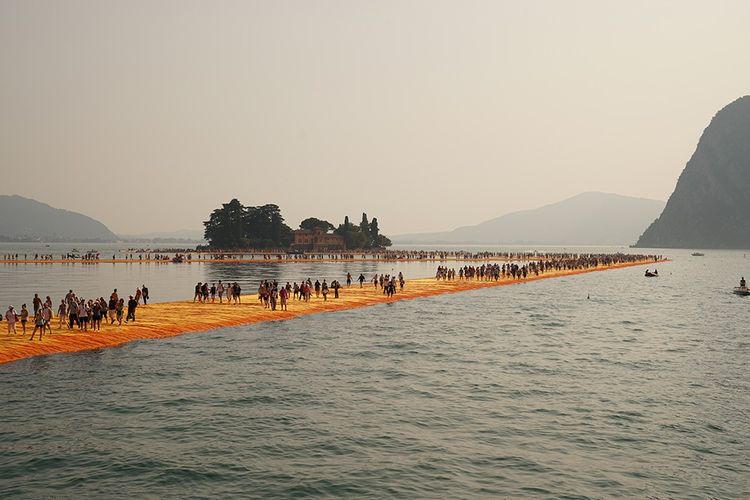 « The Floating Piers », sur le lac d'Iséo, en Italie, en 2016.