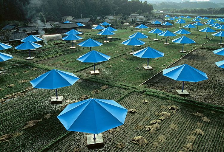 « Parasol Bridge » ou « The Umbrellas », au Japon, en 1991. Une oeuvre conçue comme un diptyque dont l'autre partie se situe en Californie.