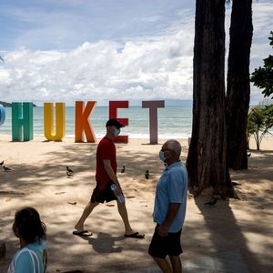 Un an et demi après le début de la pandémie mondiale, la Thaïlande est encore durement frappée par la chute du tourisme (ici à Phuket).