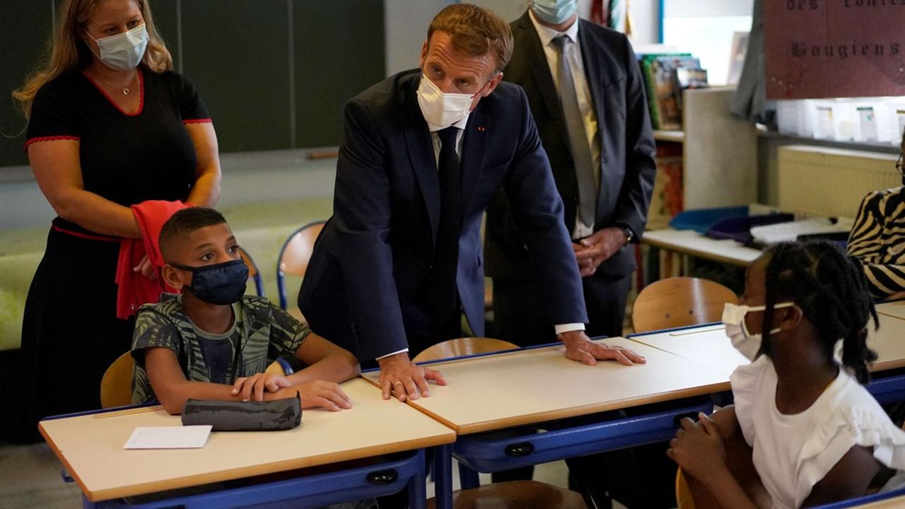 Le chef de l'Etat et le ministre de l'Education nationale, à l'école élémentaire Bouge, dans les quartiers nord de Marseille.