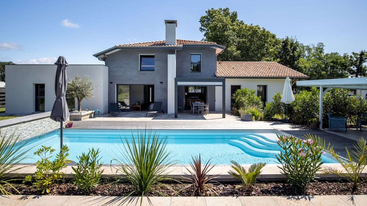 La maison contemporaine, construite en 2019, offre 170 m2 habitables et dispose d'une piscine chauffée.