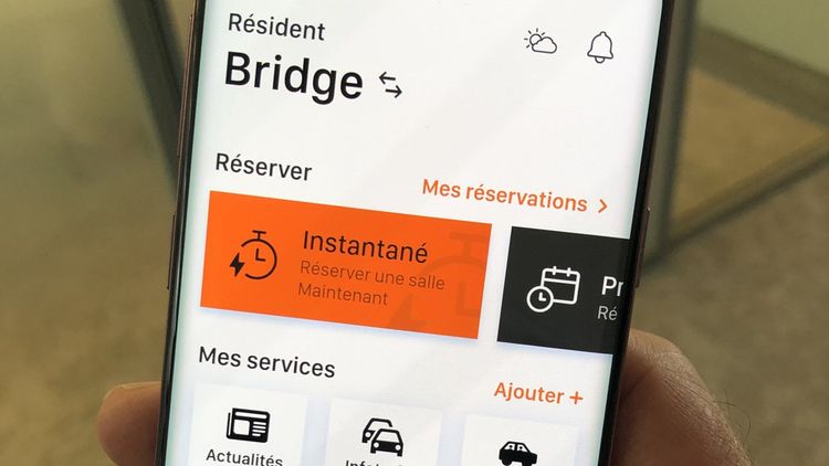 Organisé en flex office « raisonné » pour 2.850 salariés, Orange a développé pour son siège Bridge sa propre application pour smartphones, avec un large bouquet de services.