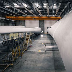 Le fabricant de la plus grande pale d'éolienne en mer jamais construite, d'une longueur de 107 mètres, installé à Cherbourg depuis 2018, ne cesse de recruter.