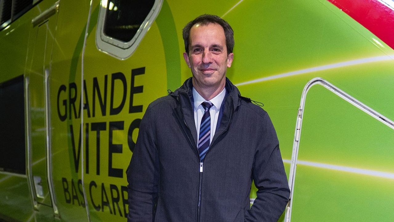 Christophe Fanichet, PDG de SNCF Voyageurs, devant une rame de train TGV bas carbone.