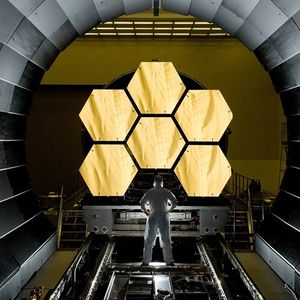 Le télescope James Webb est équipé d'un miroir dépliant de 6 mètres de diamètre.