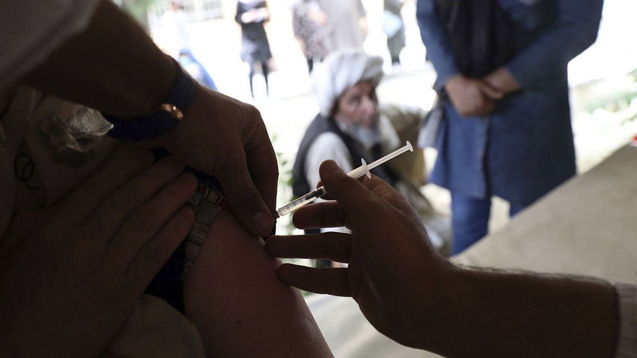 La Chine a promis d'envoyer trois millions de doses de vaccin contre le Covid-19 à l'Afghanistan, où l'arrivée des talibans pourrait aggraver la situation humanitaire.