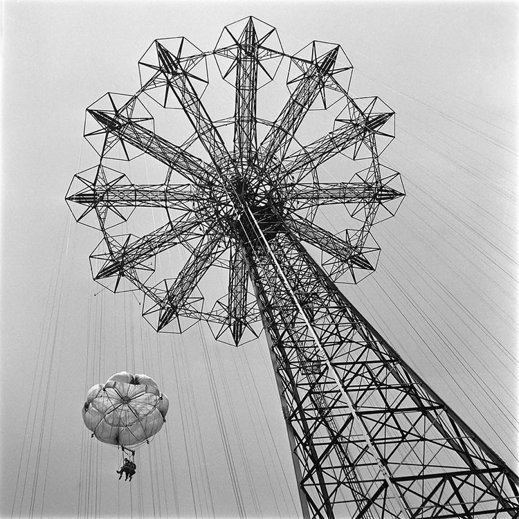«Deux touristes dans l'attraction Parachute Jump du Steeplechase Park», Coney Island, New York (1946). Une photo du fonds de l'AFP. 