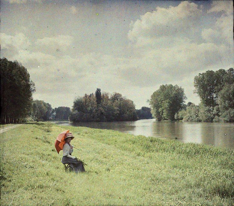 Antonin Personnaz, «Femme avec ombrelle rouge, au bord d'une rivière», verre autochrome (entre 1907 et 1936). 