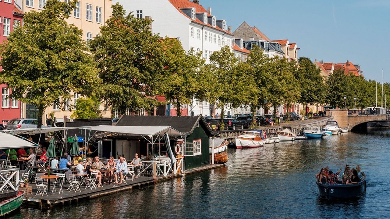 Des passagers sur un Go Boat, sur le canal de Christianshavn, dans le centre de Copenhague.