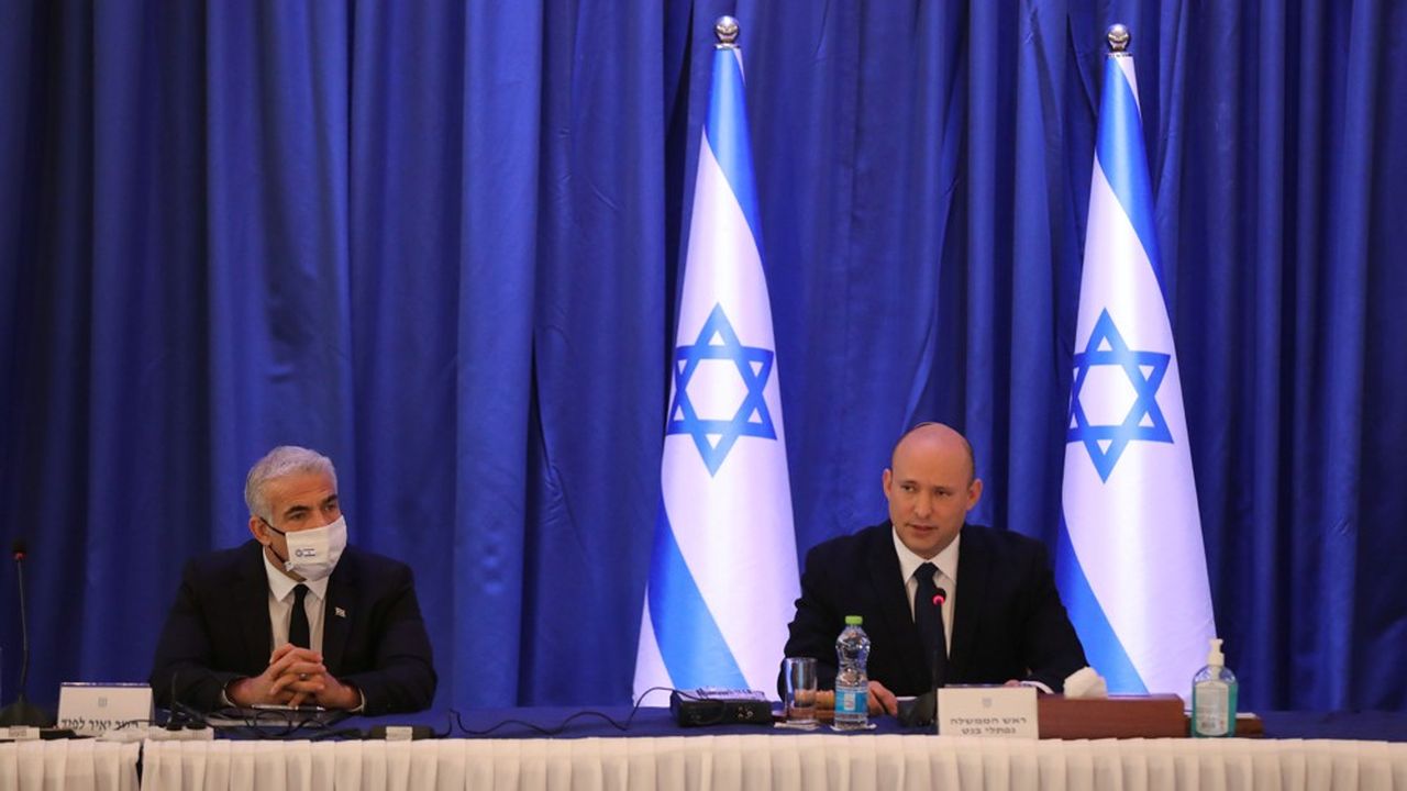 Le Premier ministre actuel, Naftali Benett (droite), et son ministre des Affaires étrangères, Yaïr Lapid (gauche), ont des visions opposées sur le conflit israélo-palestinien.
