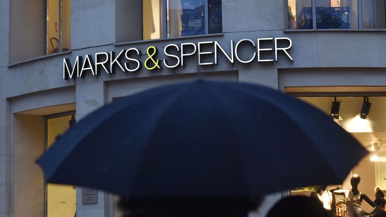 Marks & Spencer possède en France une vingtaine de magasins opérés en partenariat avec les franchisés SFH et Lagardère.