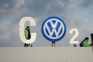 En novembre 2015, le site Volkswagen à Wolfsburg (Allemagne) est investi par les militants pour protester contre la sous-évaluation des émissions de CO2 du constructeur sur ses véhicules.