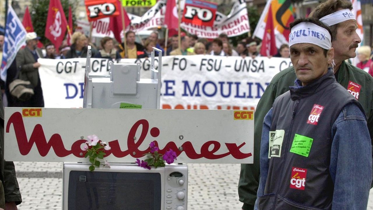 Manifestations, usines bloquées, en 2001, le désastre industriel et social de Moulinex, qui emploie 5.600 salariés, émeut la France (Photo by MYCHELE DANIAU/AFP)