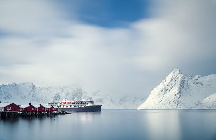 Un navire de la compagnie Havila Voyages à Hamnøy, dans les îles Lofoten, en Norvège.
