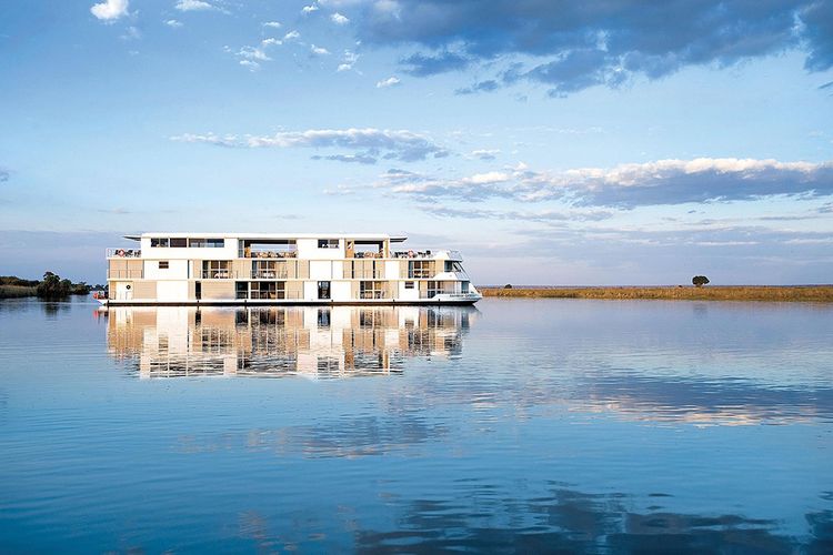 Sur la rivière Chobe, au Botswana, le « Zambezi-Queen » accueille jusqu'à 28 passagers.