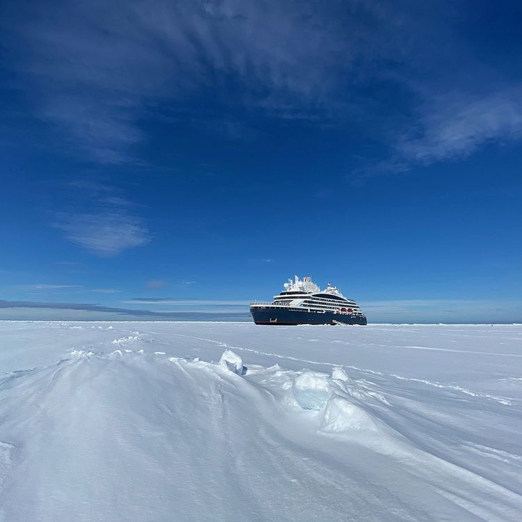 Dans les glaces arctiques, le « Commandant Charcot », dernier fleuron de la flotte de Ponant.