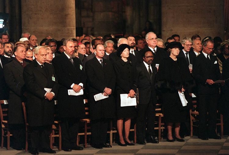 Während der religiösen Zeremonie in der Kathedrale Unserer Lieben Frau von Paris steht Helmut Kohl in der zweiten Reihe rechts.