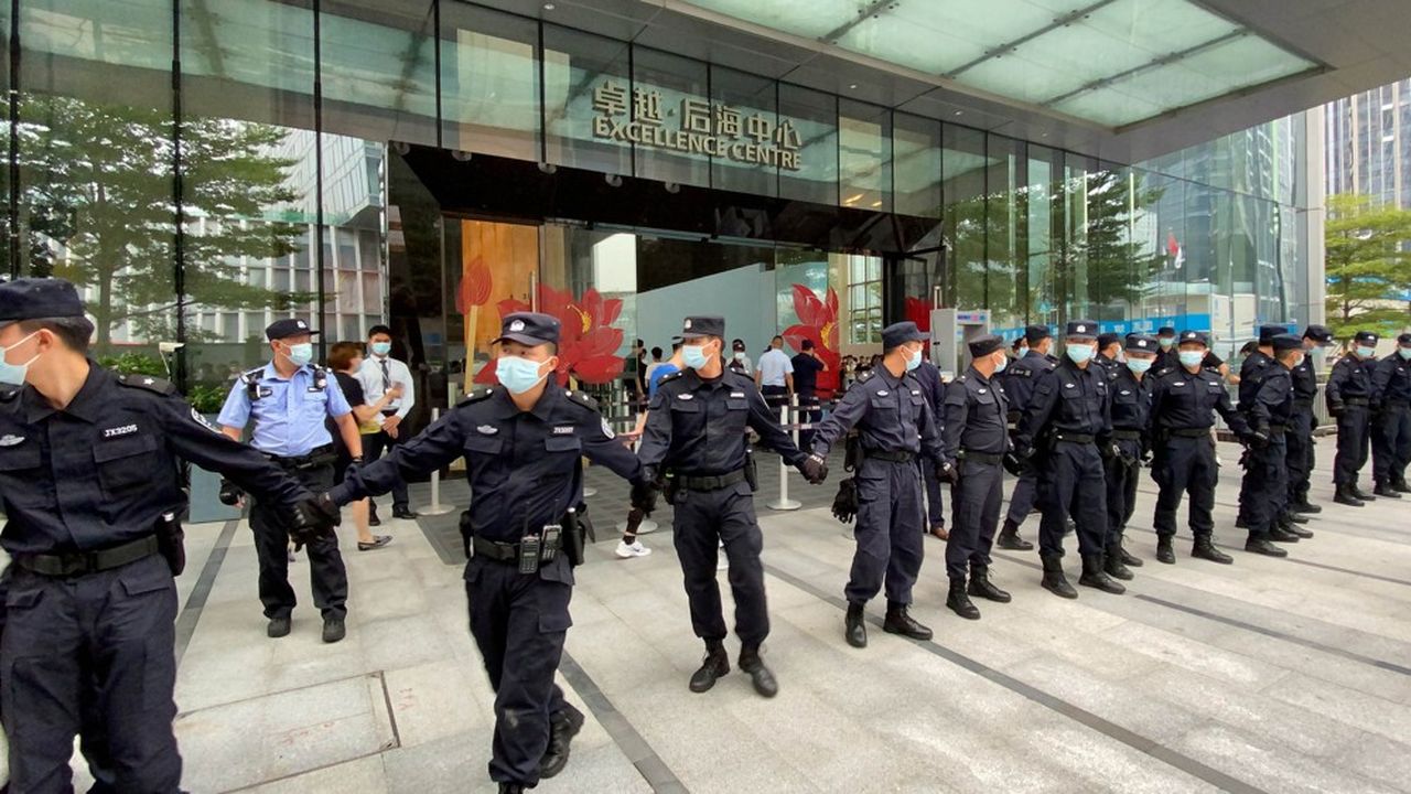 Des personnels de sécurité protègent le siège d'Evergrande à Shenzen, alors que des détenteurs d'obligations demandent des comptes au promoteur immobilier.
