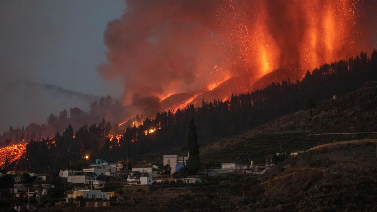 Le volcan Cumbre Vieja est entré en éruption dimanche, les populations locales ont été évacuées mais plus d'une centaine de maisons ont été détruites par les coulées de lave et les incendies qu'elles provoquent. (Photo by DESIREE MARTIN/AFP)