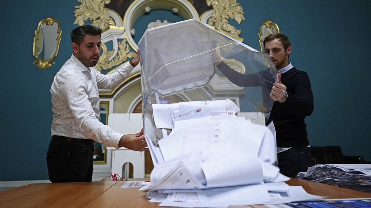 Alors que le Kremlin a salué « la probité » du scrutin, l'opposition a dénoncé des fraudes massives.