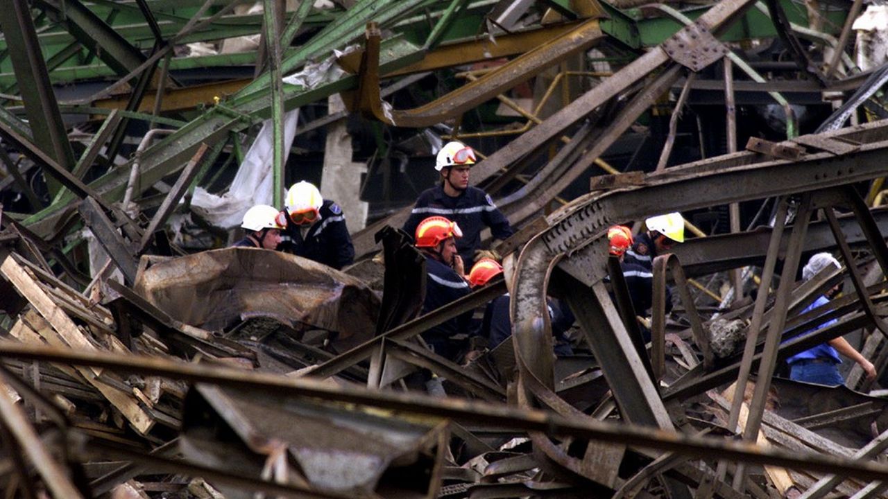 Des pompiers dans les décombres après l'explosion de l'usine chimique AZF le 21 septembre 2001 près de Toulouse, le pire accident industriel de l'après-guerre en France.
