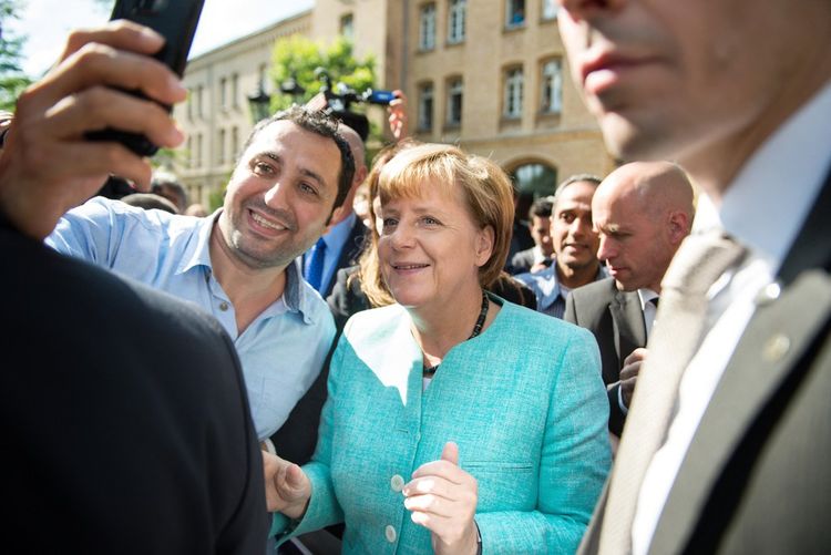 Angela Merkel, en visite au bureau fédéral de l'immigration à Berlin.