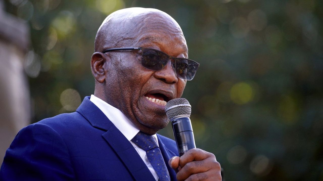 L'ancien président d'Afrique du Sud, Jacob Zuma, s'adressant à ses supporters en mai 2021 après avoir comparu devant la haute cour de justice.