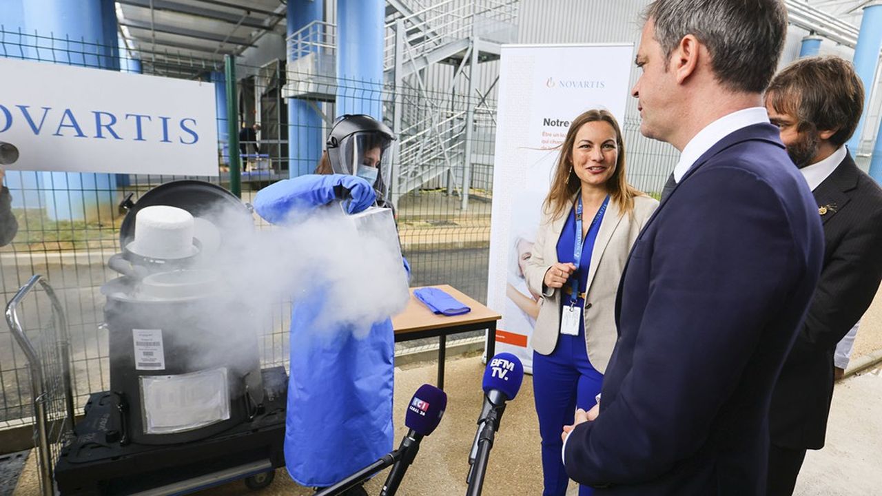 Le ministre de la Santé, Olivier Véran, s'est rendu dans l'usine Novartis CellForCure, lundi, afin d'afficher le soutien du gouvernement à l'innovation en santé.