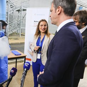 Le ministre de la Santé, Olivier Véran, s'est rendu dans l'usine Novartis CellForCure, lundi, afin d'afficher le soutien du gouvernement à l'innovation en santé.
