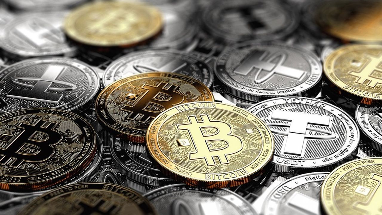 Le bitcoin et les nombreuses autres monnaies virtuelles (ether, ripple, solana…) sont extrêmement volatils à court et à moyen terme.