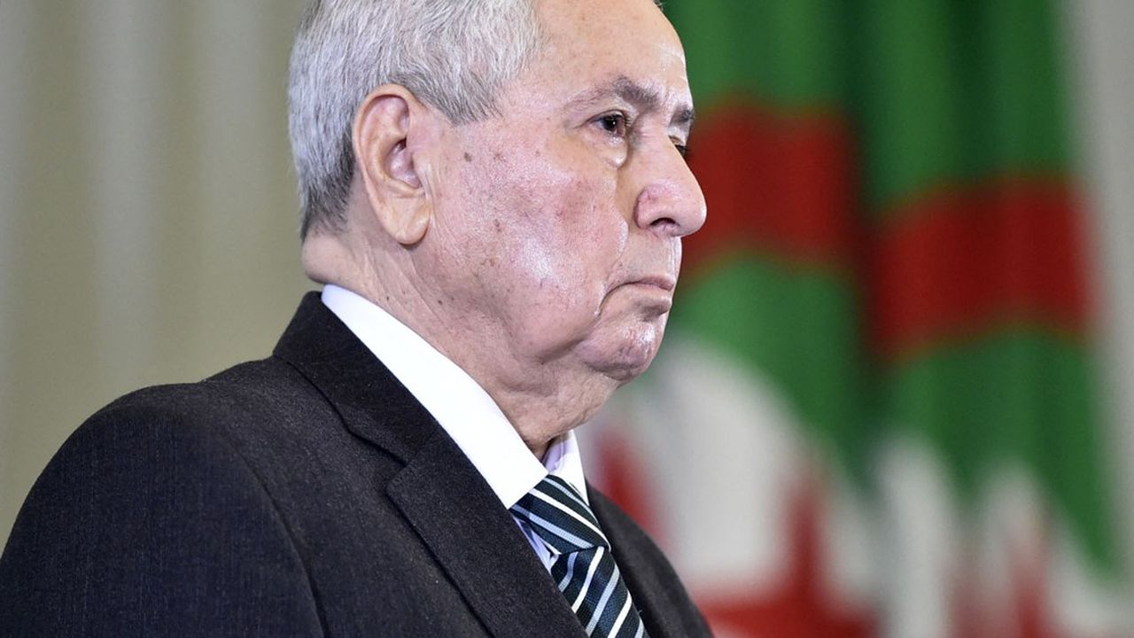 En avril 2019, à peine Abdelkader Bensalah est-il nommé président par intérim que son départ est réclamé par le « Hirak ».